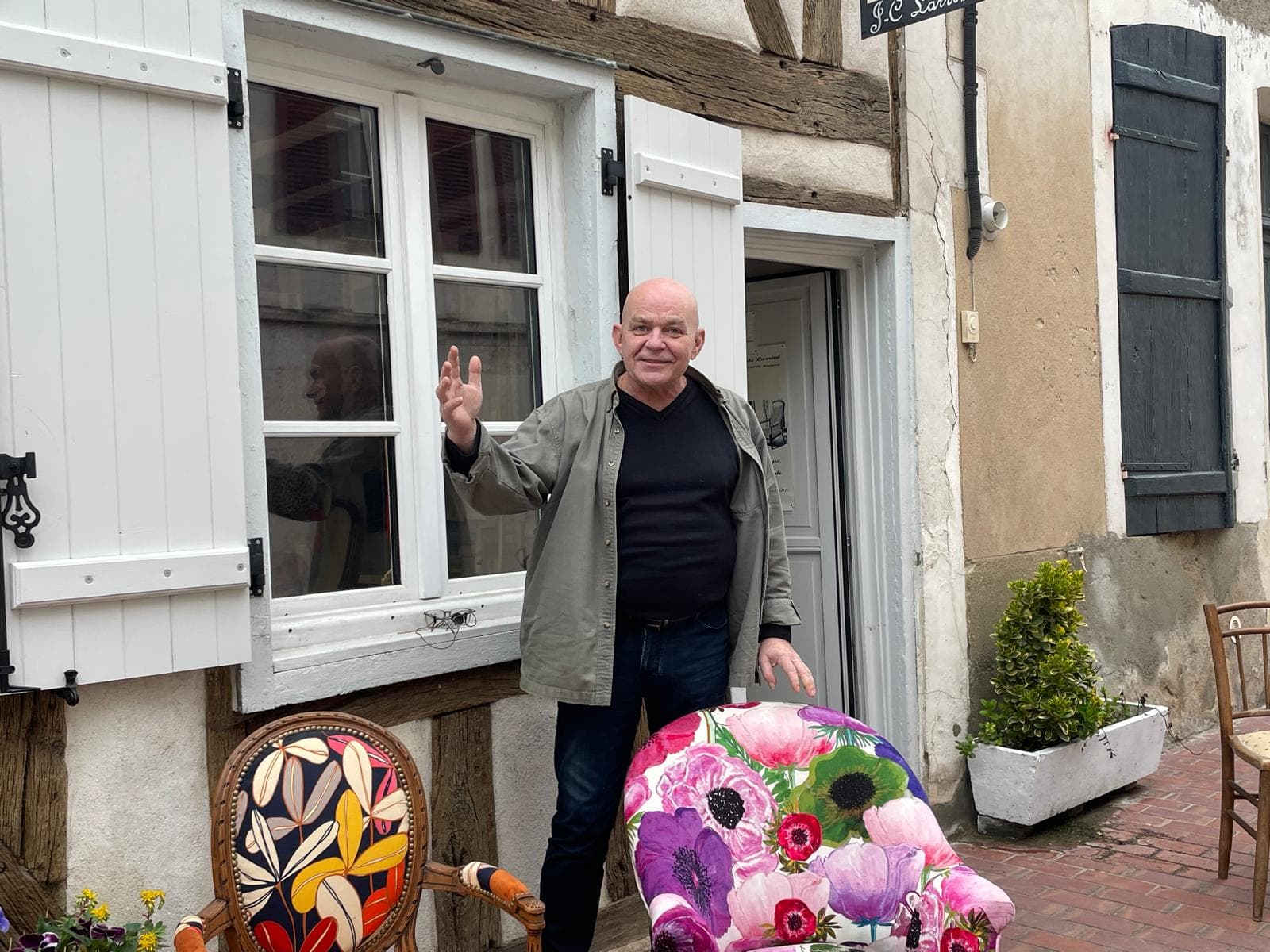 « C’est des métiers qui se perdent » : Jean Claude Larrivé est tapissier à Auxerre depuis 30 ans.